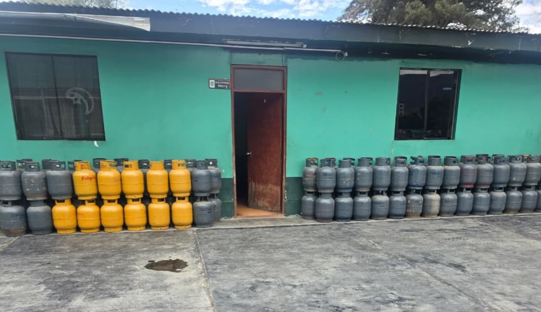 Detienen a dos hermanos e incautan 96 balones de gas tras denuncia por engaño