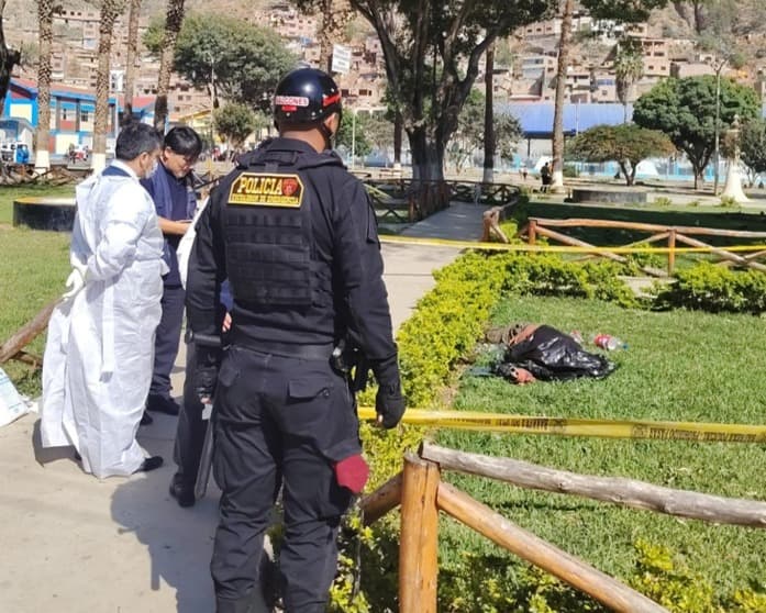 Identifican a hombre hallado muerto en un parque y buscan a sus familiares