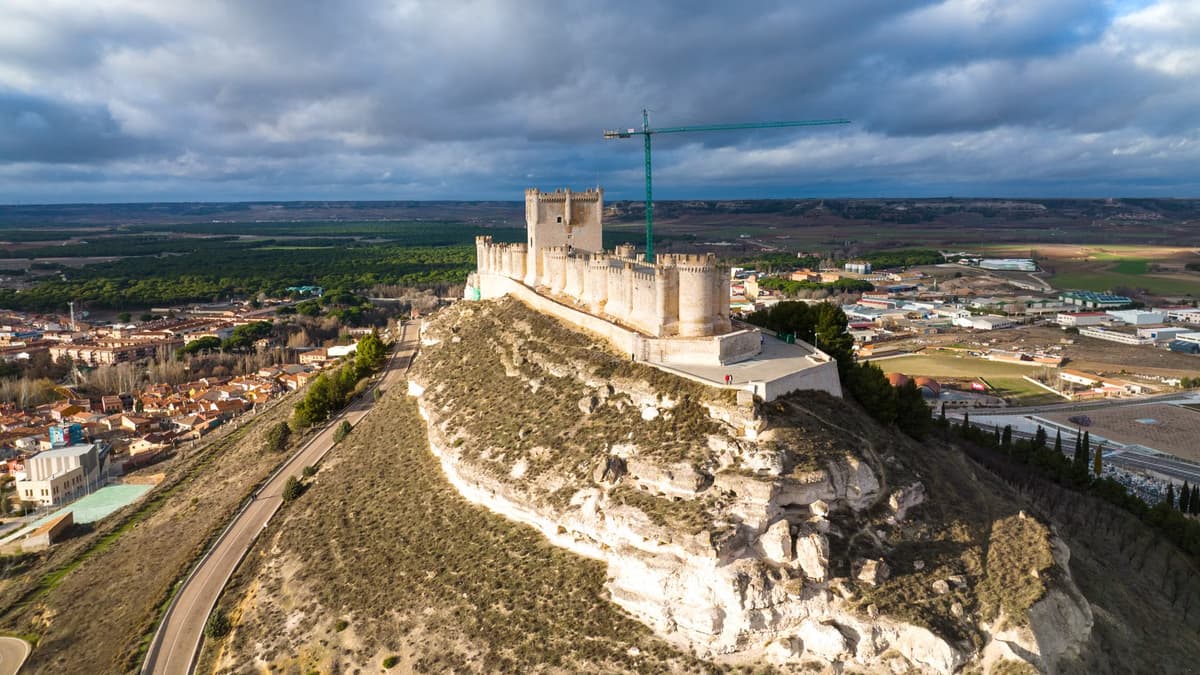 Un mapa 3D reúne 132 castillos de España con fichas y maquetas interactivas