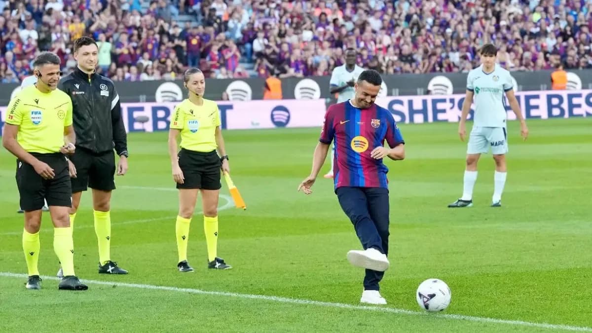 Pedro Rodríguez recibe la ovación del Camp Nou en su despedida