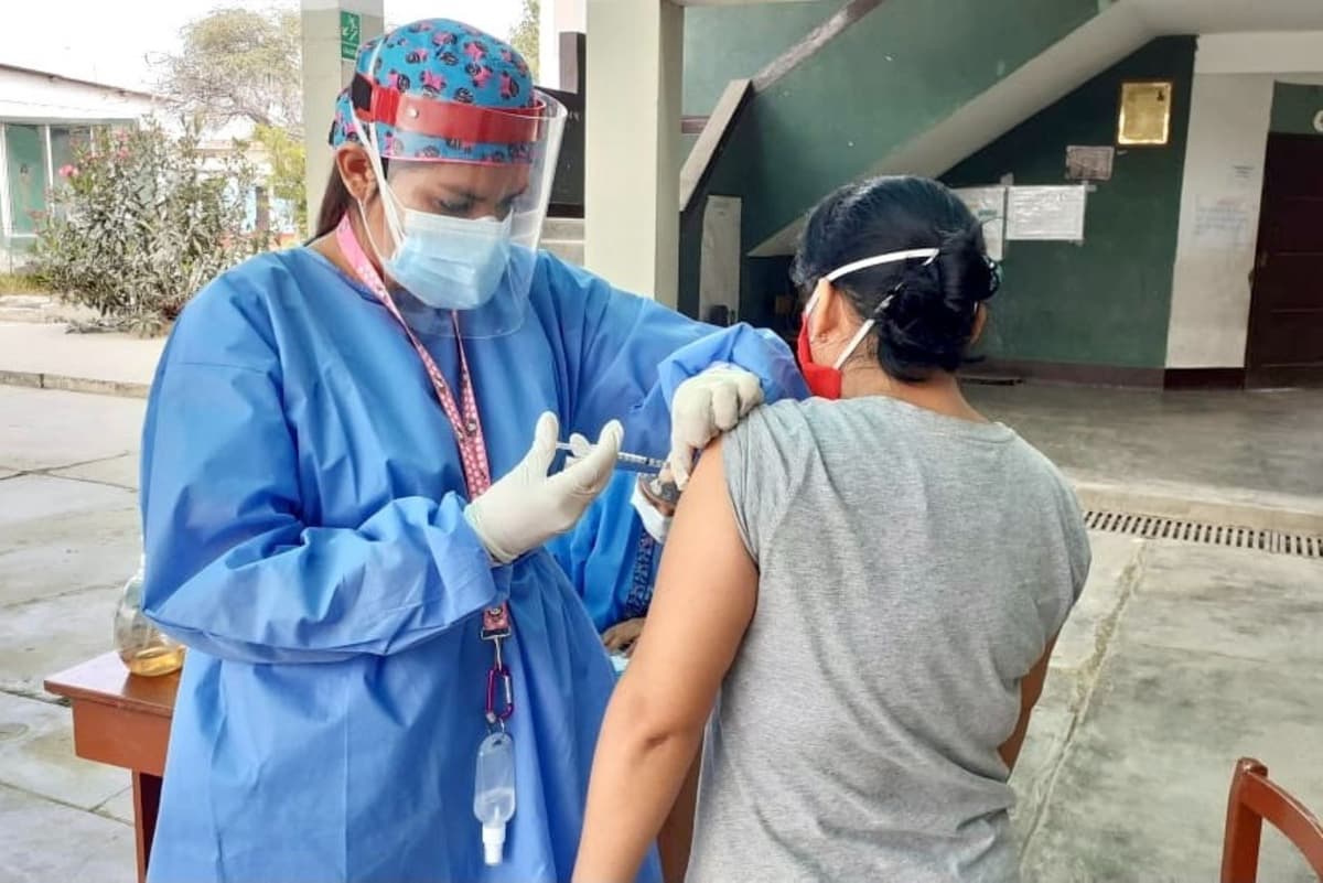 UPCH inicia vacunación de voluntarios inoculados con placebo