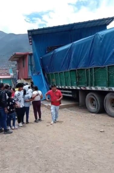 Camión de papa se empotra contra tiendas del Mercado Mayorista de Puelles