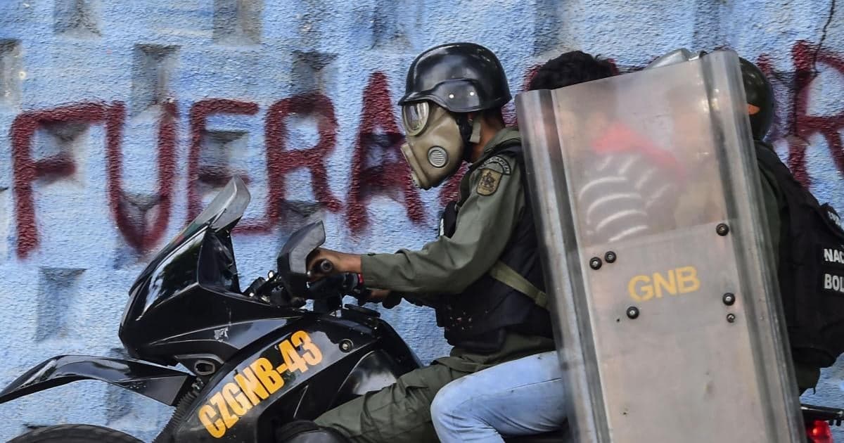 Motociclistas litigan para eliminar la obligación de usar chalecos con placa