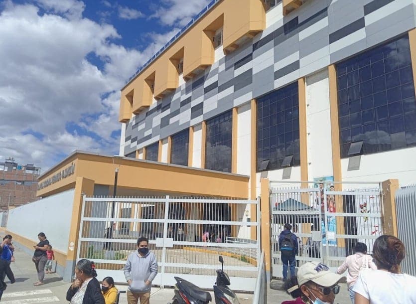 Padres denuncian deficiente atención y escasez de insumos para bebés prematuros en el Hospital Hermilio Valdizán