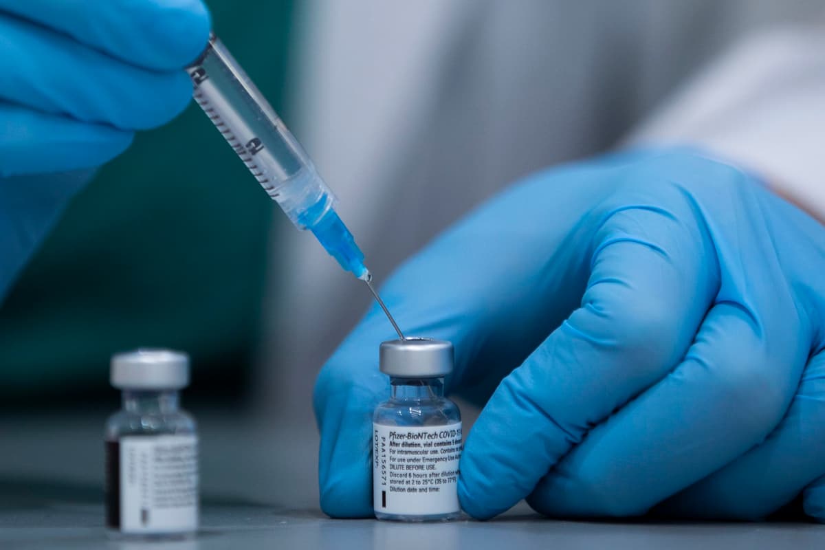 Vacuna de Pfizer es eficaz contra la variante ómicron después de tres dosis