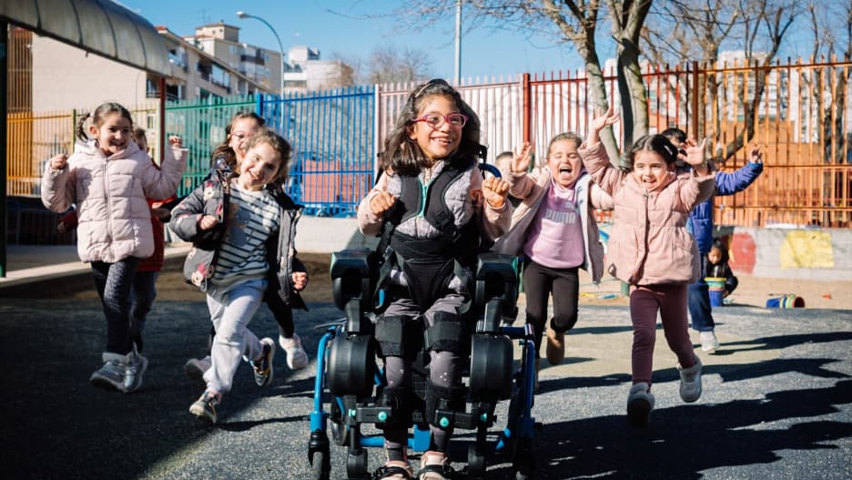 Explorer: El exoesqueleto "para todo terreno" que transforma la vida diaria de niños con movilidad limitada: "Minerva ahora participa activamente".