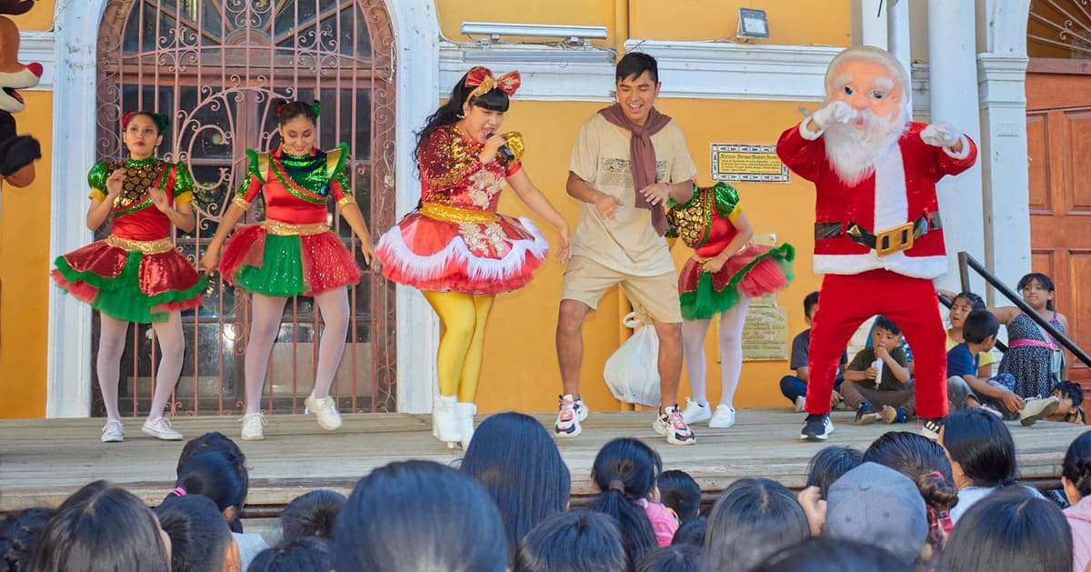 Influencers “SobrinosTv” realizaron divertida chocolatada en Plaza de Armas