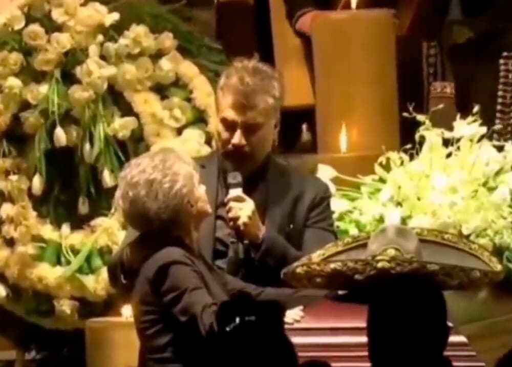 Alejandro Fernández cumplió la voluntadad de su pa, cantarle en su sepelio su icónico tema "Volver, volver"
