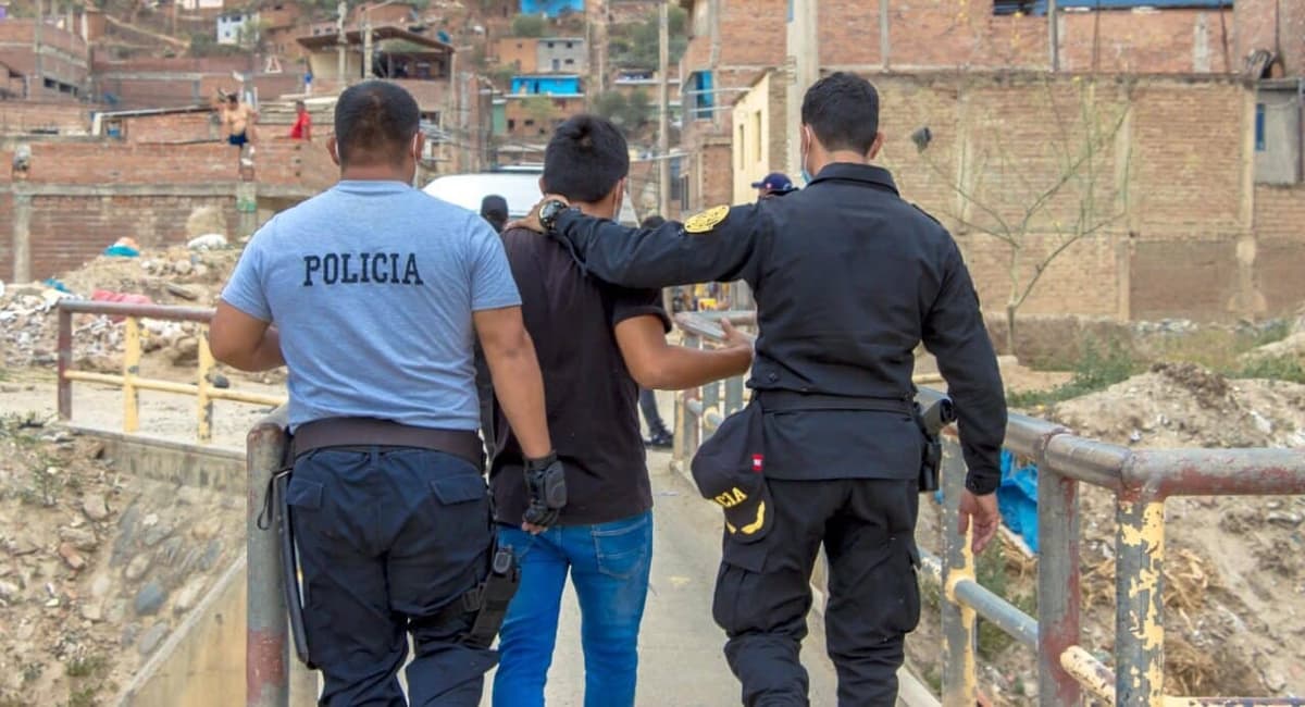 Serenos detienen a sujeto que hurtó laptop de vivienda