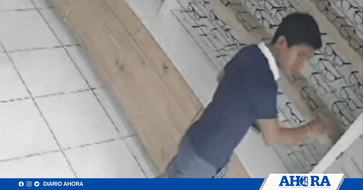 Sujeto sustrae monturas de óptica cerca de comisaría