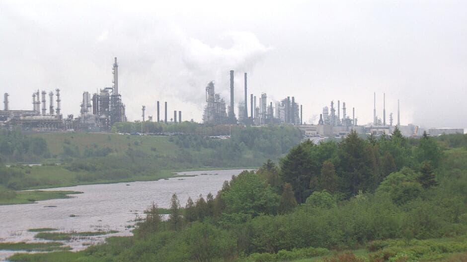 La familia Irving genera empleo en una provincia canadiense pero su influencia también genera controversia.