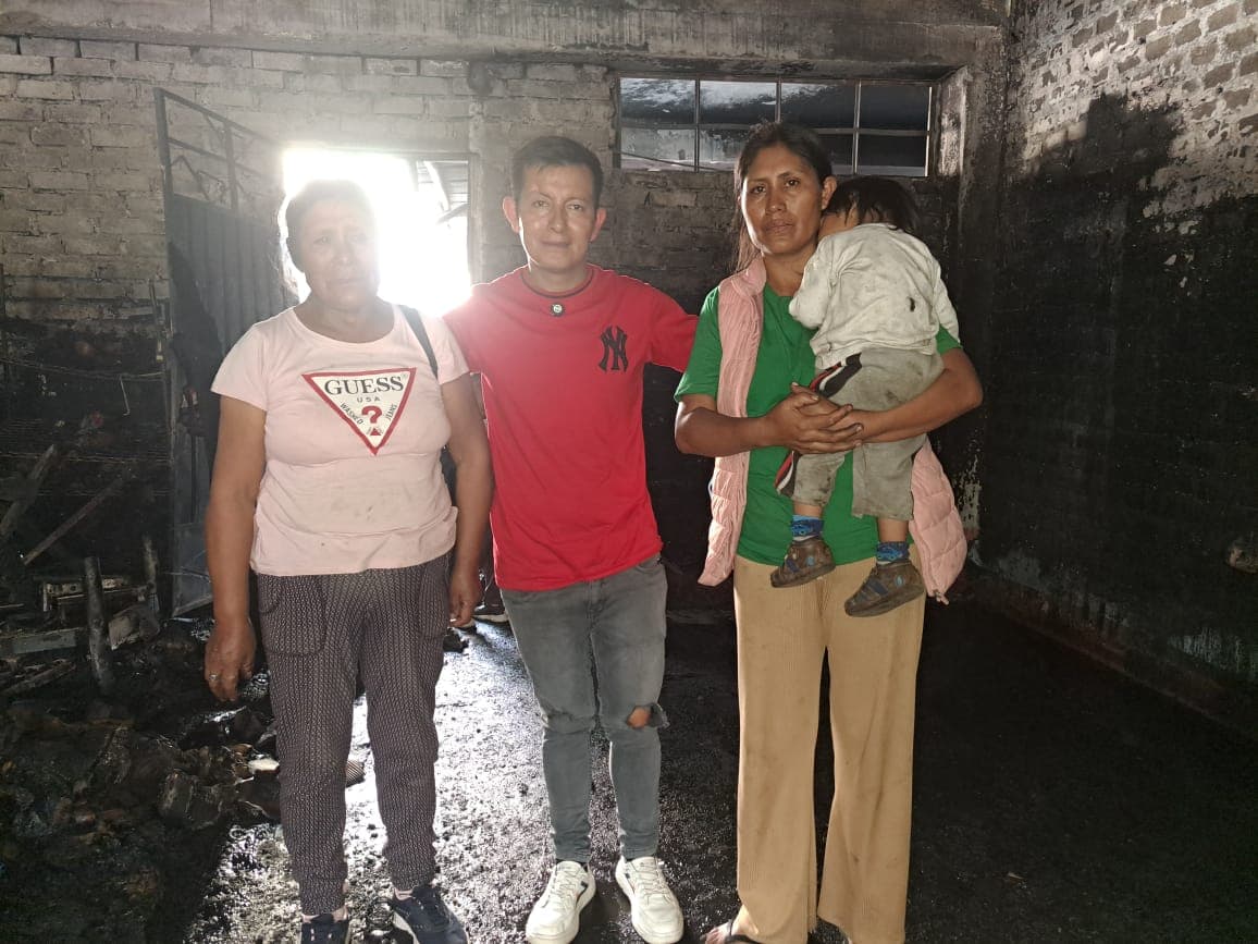 Empresario responde ha llamado de auxilio tras incendio que dejó a familia en la calle