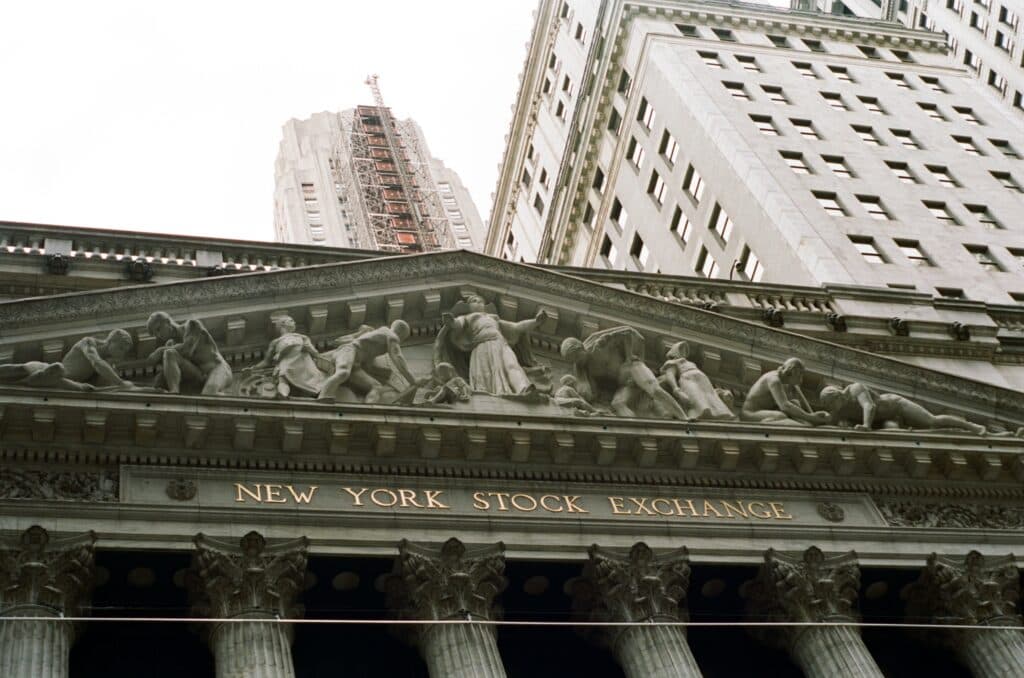 Movimientos mínimos en Wall Street al cierre mientras la preocupación se dirige a los bonos