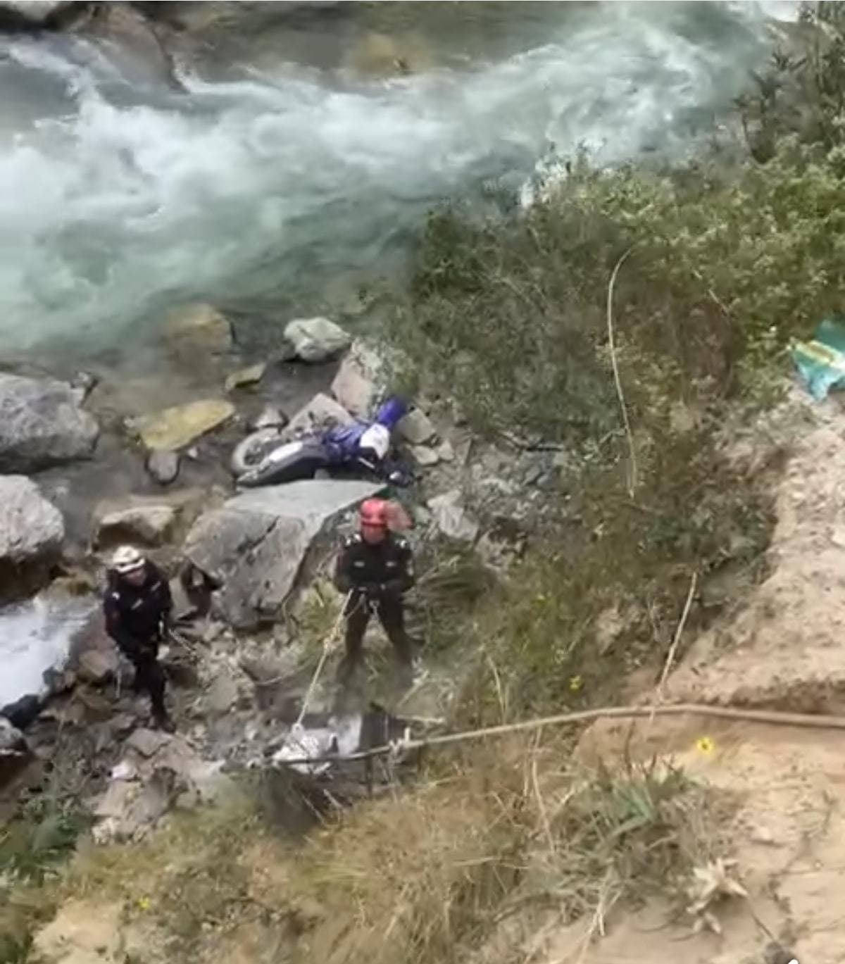 Tragedia en Pasco: Dos jóvenes mueren tras caer a abismo de 100 metros en Huachón