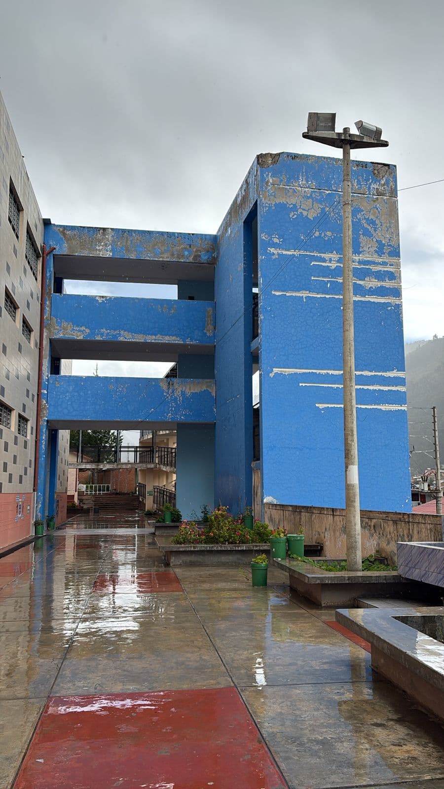 Colegio emblemático Aurelio Cárdenas Pachas presenta filtraciones y daños estructurales a días del inicio escolar