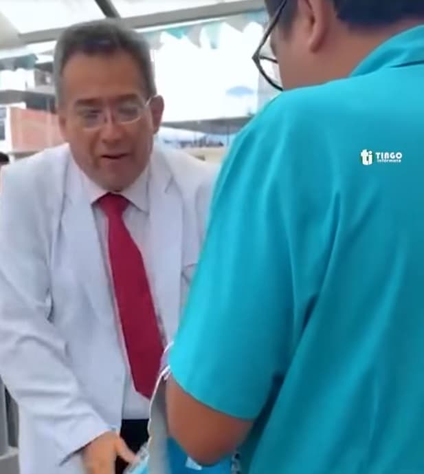Director del hospital de Tingo María increpa y agrede a personal que exigía mejores condiciones de atención