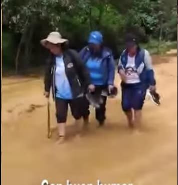 Docentes en Huánuco cruzan huaico entre lodo y piedras para llegar a clases en Yarowilca
