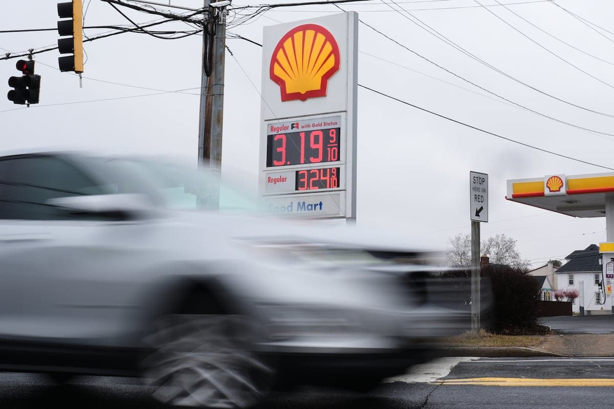 Trump, acorralado por el alza de la gasolina