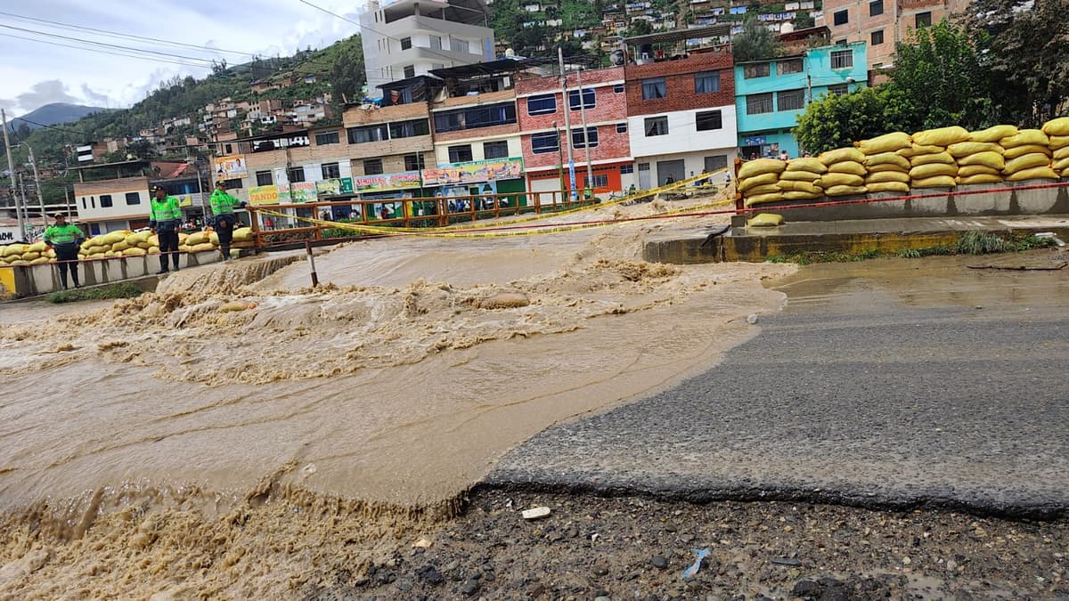 Crecida del río Huertas y múltiples huaicos generan daños en viviendas, bloqueos viales y suspensión de clases en Ambo