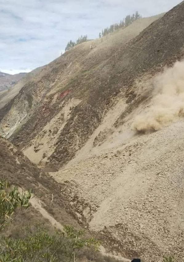 Deslizamiento de cerro amenaza con represar quebrada y pone en alerta a pobladores de Ambo