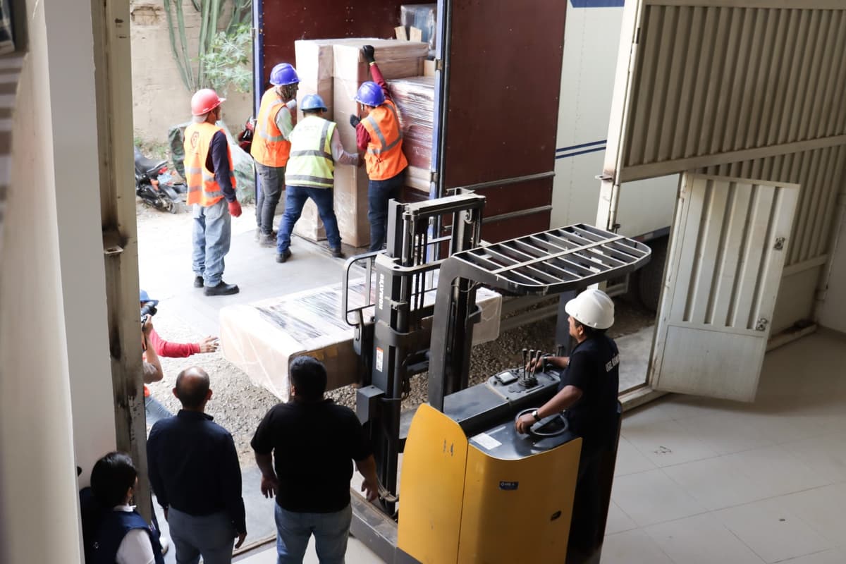 Anuncian recepción de más de 23 mil muebles escolares para 274 colegios