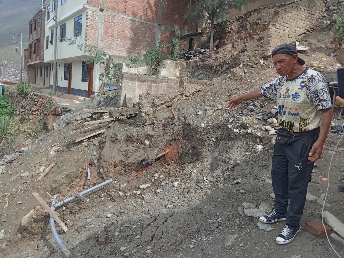 Seis años abandonado Aparicio Pomares: Familias pierden sus viviendas y siguen sin agua tras colapso de tubería