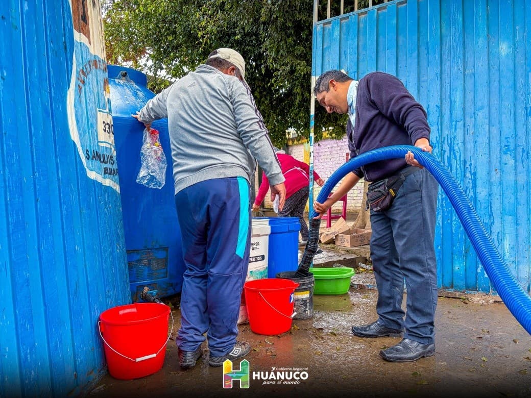 Gorehco entrega 12 tanques de agua a la institución educativa Héroes de Jactay tras crisis hídrica