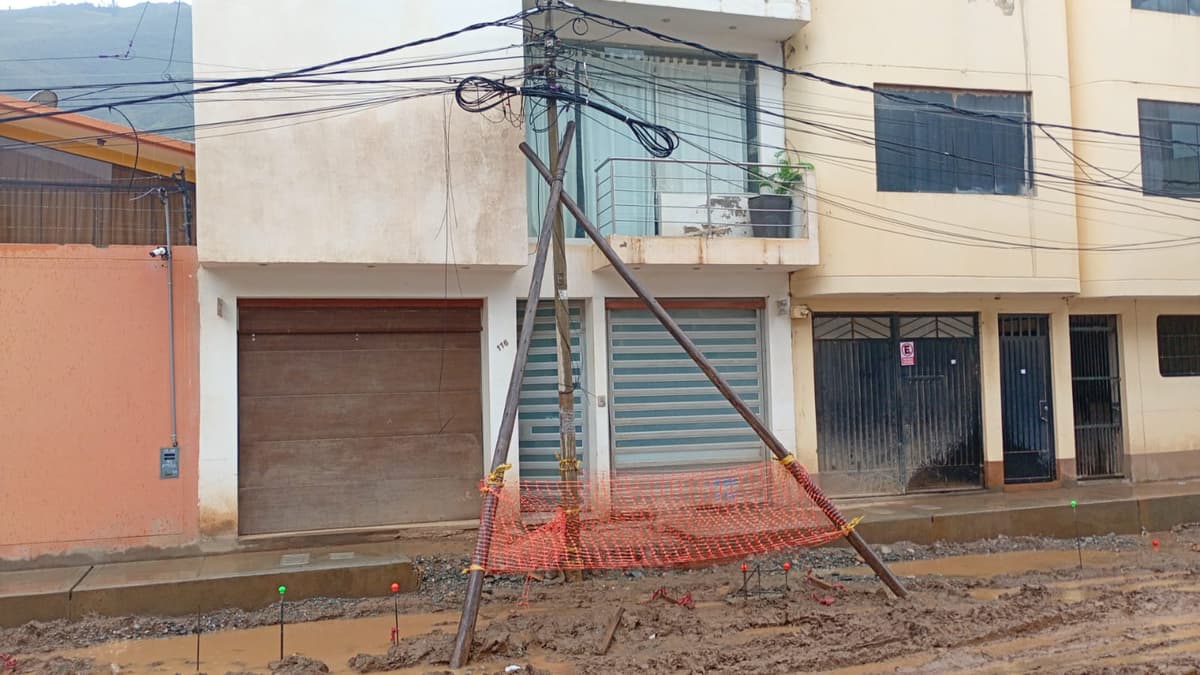 Postes inclinados y obras inconclusas elevan riesgo en Urb. Primavera de Amarilis