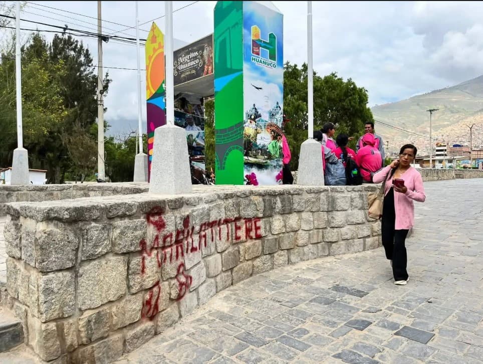 Autoridades no identifican responsables de grafitis en Puente Calicanto
