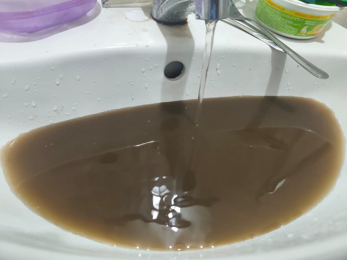 Preocupación en Chavinillo por agua de color marrón y dudas sobre su potabilidad