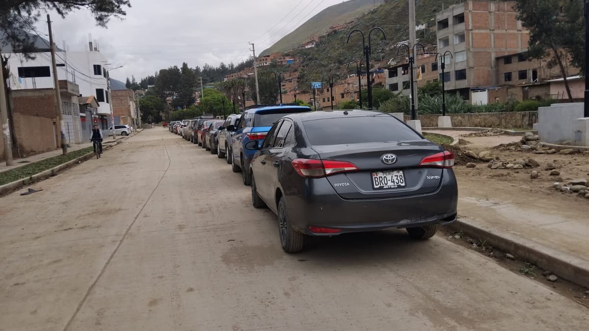 Inoperancia municipal convierte Malecón Higueras en cochera y pone en riesgo saneamiento básico