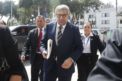Corvetto ofrece entregar su pasaporte y autoriza revisar sus comunicaciones