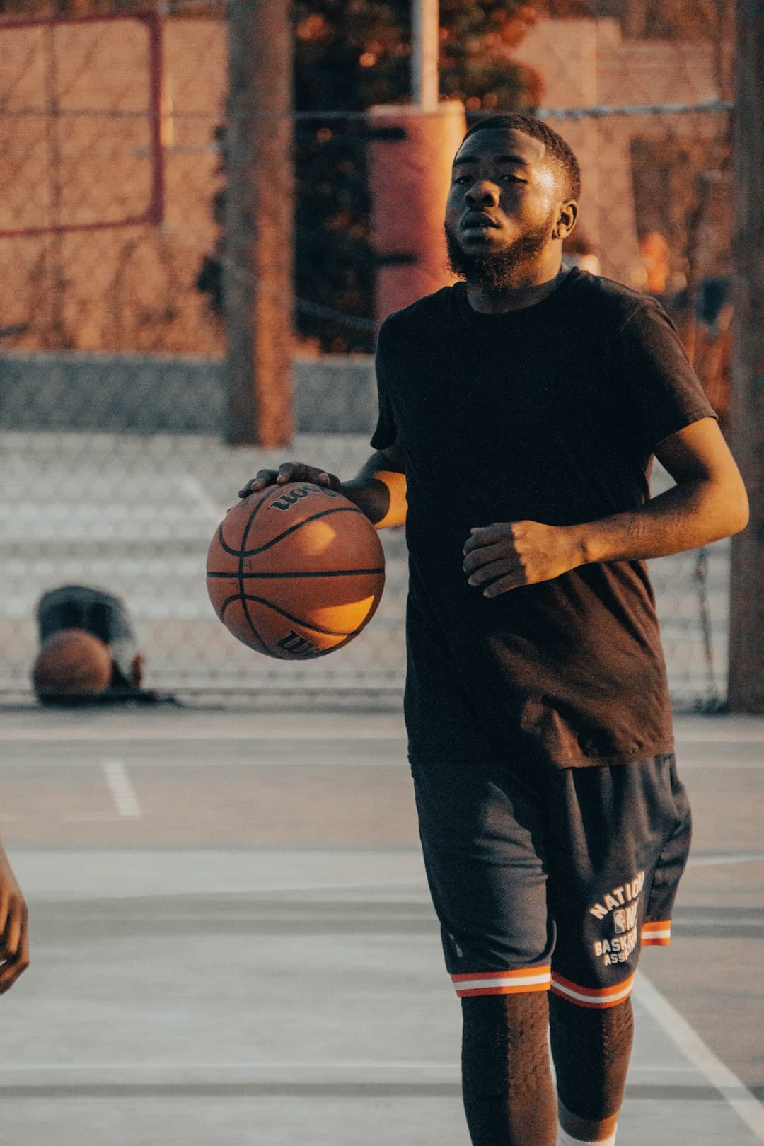 Rookie de los 76ers provoca polémica: Sengun "juega como si tuviera una nevera en la espalda"