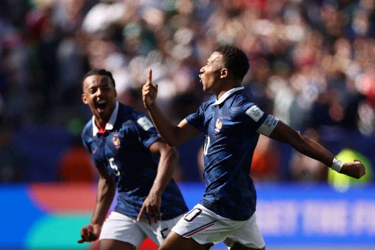 Mbappé niega "cuenta pendiente" con críticos tras doblete en el debut mundialista de Francia