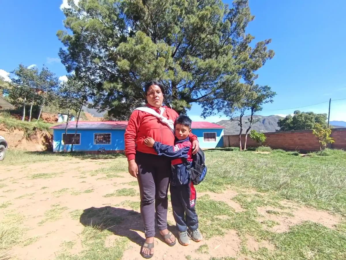 Agricultora camina ocho horas al día para llevar a sus hijos a clases en Mirachi