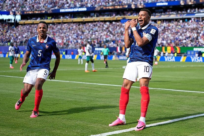 Francia debuta con triunfo mundialista