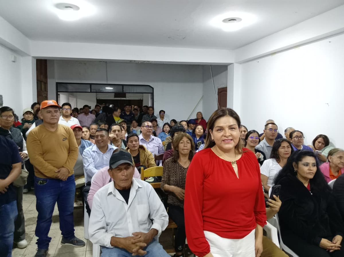 Fujimoristas esperan resultados entre cánticos y cautela en local de Fuerza Popular