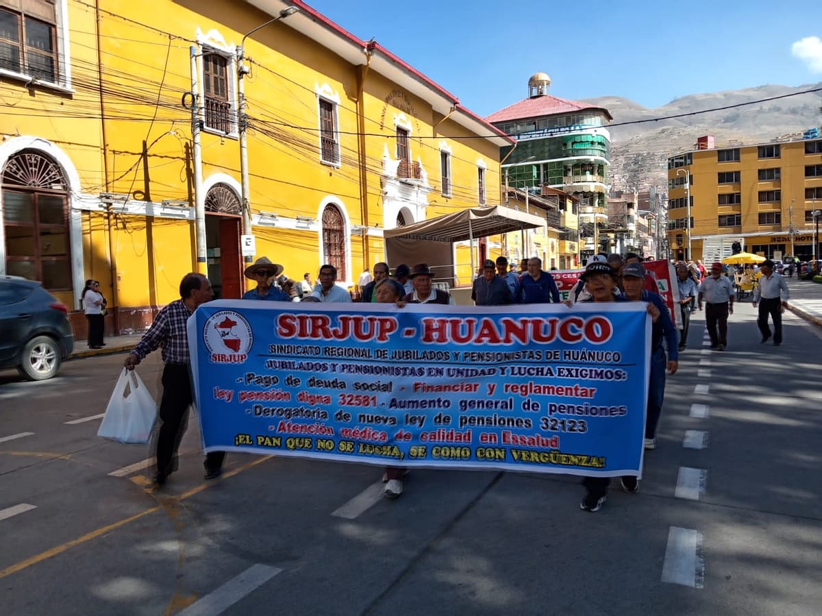 Jubilados marchan al Gobierno Regional y exigen pago inmediato de deuda social