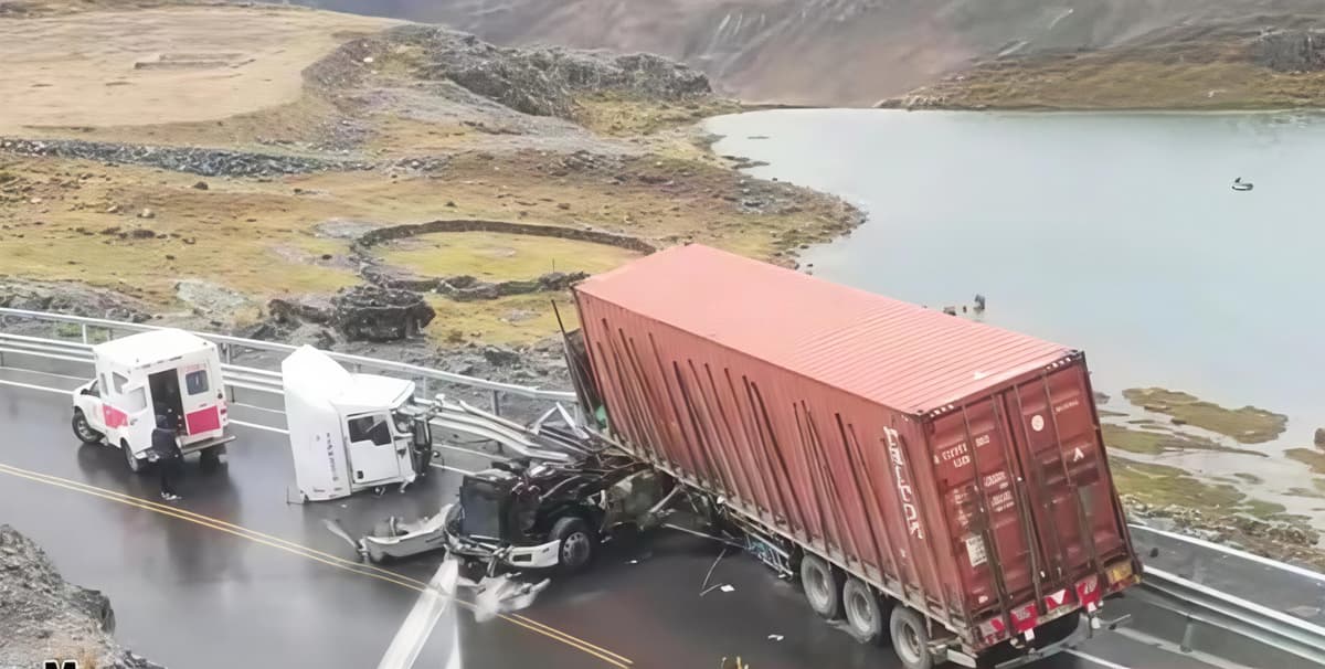 Tractocamión queda destrozado tras accidente en la vía Canta-Huayllay