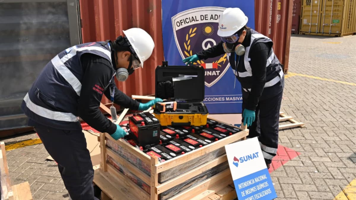 SUNAT incauta 2,5 toneladas de mercurio oculto en baterías en el Callao