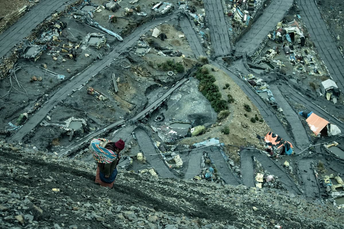 Madre de Dios: PNP destruye maquinaria usada por minería ilegal en Inambari y Tambopata