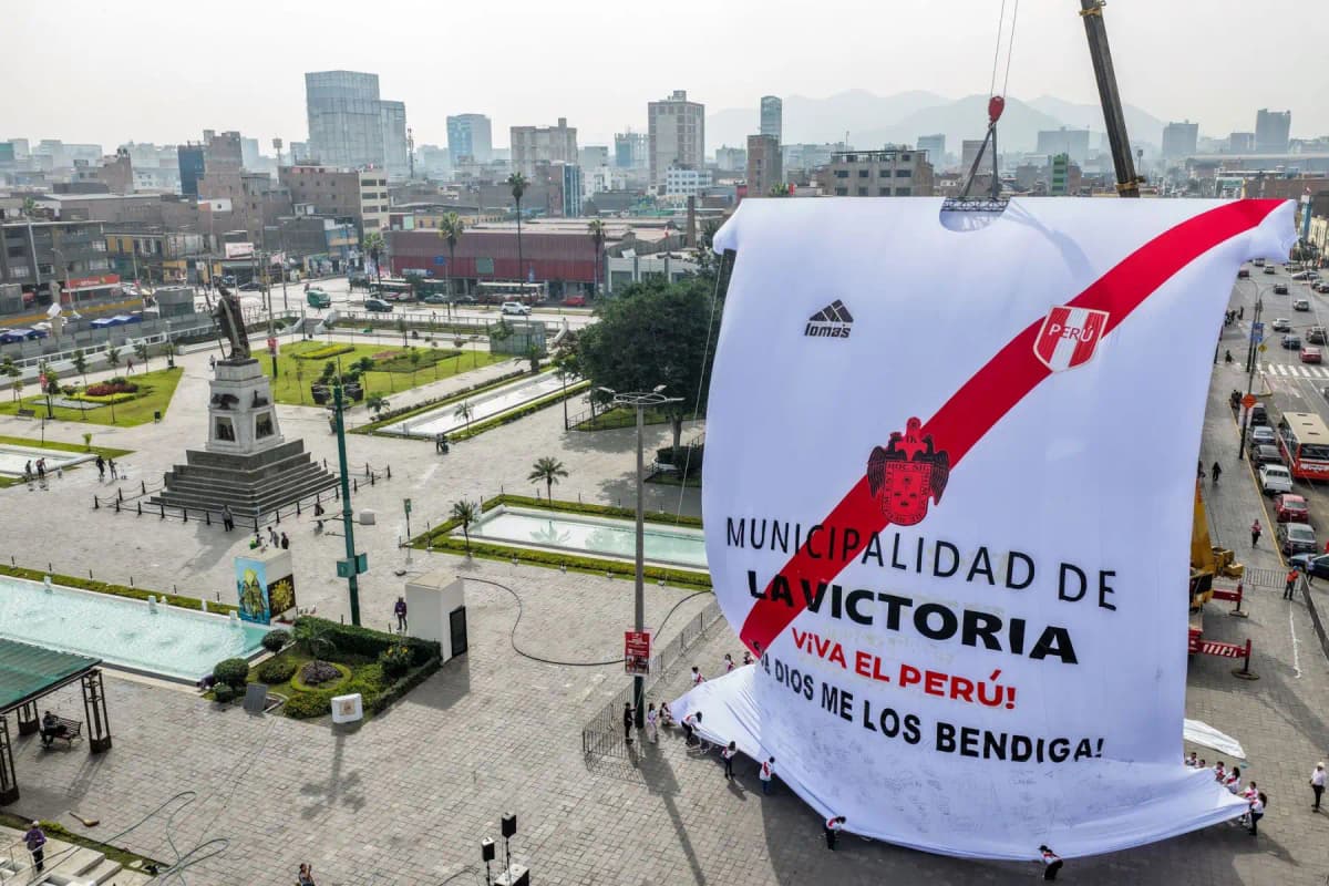 La Victoria presenta la camiseta de la selección peruana más grande del país por Fiestas Patrias