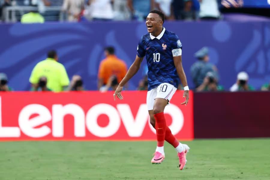 Mbappé anota doblete, golea a Suecia y queda a un gol del récord de Messi en Mundiales