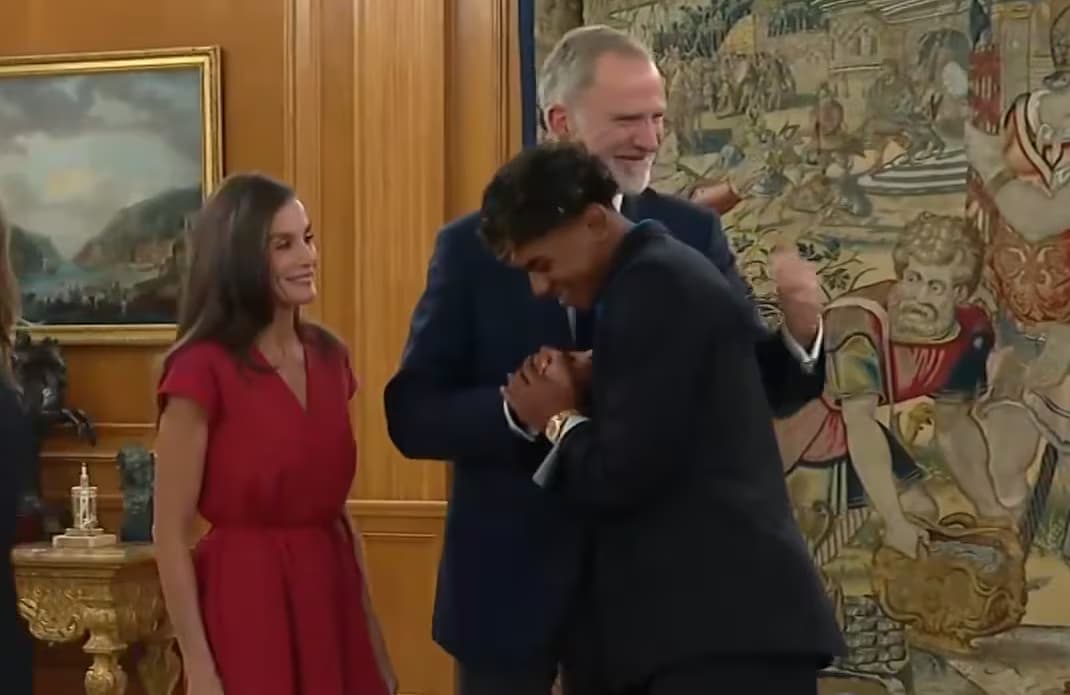 Lamine Yamal saluda al rey Felipe VI como un amigo en el Palacio de la Zarzuela