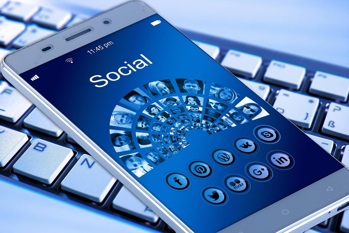 UE concluye que redes sociales de Meta generan adicción y amenaza con multas