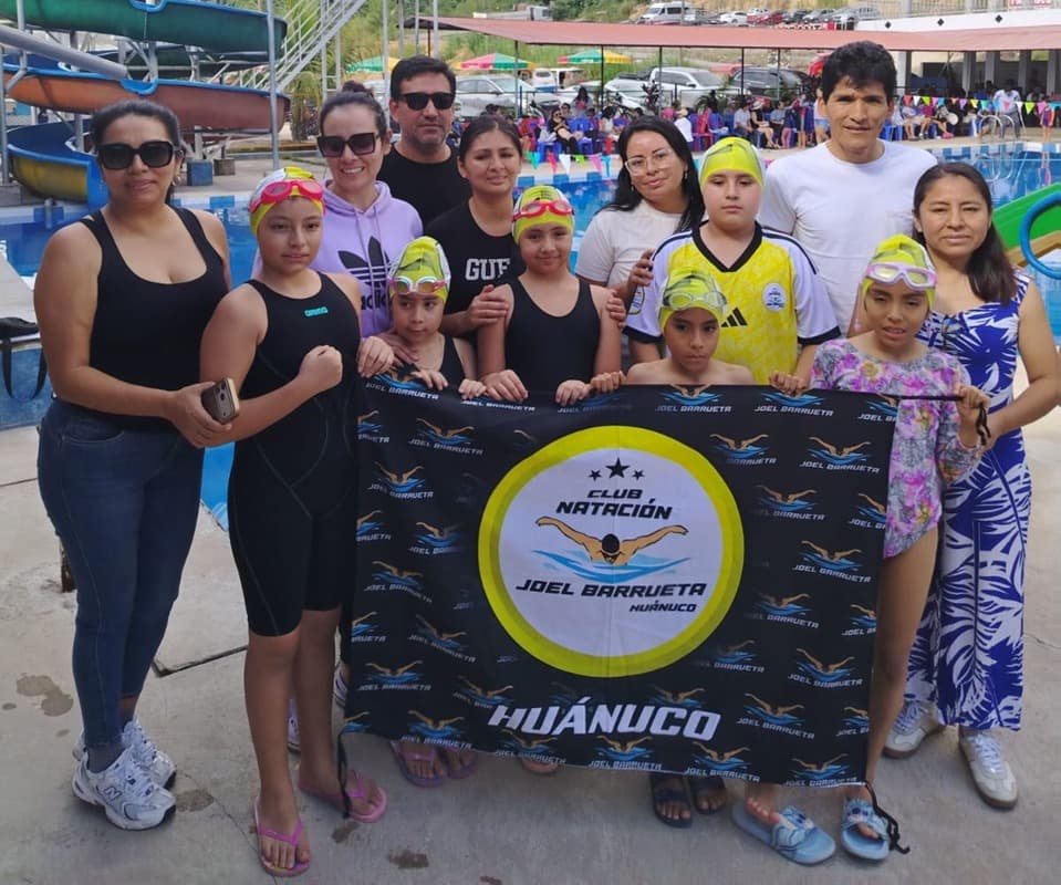 Nadadores huanuqueños brillan en Pichanaqui