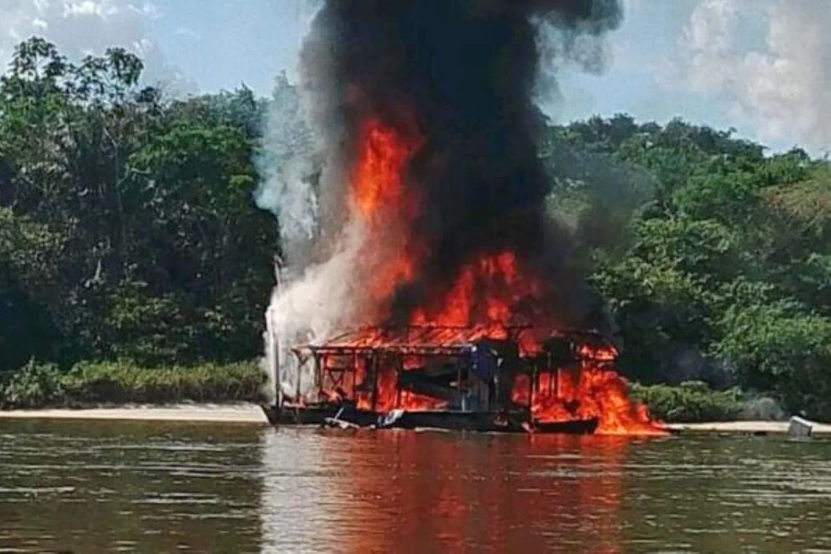 Gobierno incauta armas de guerra y destruye balsas draga en operativos contra minería ilegal en Madre de Dios y Loreto