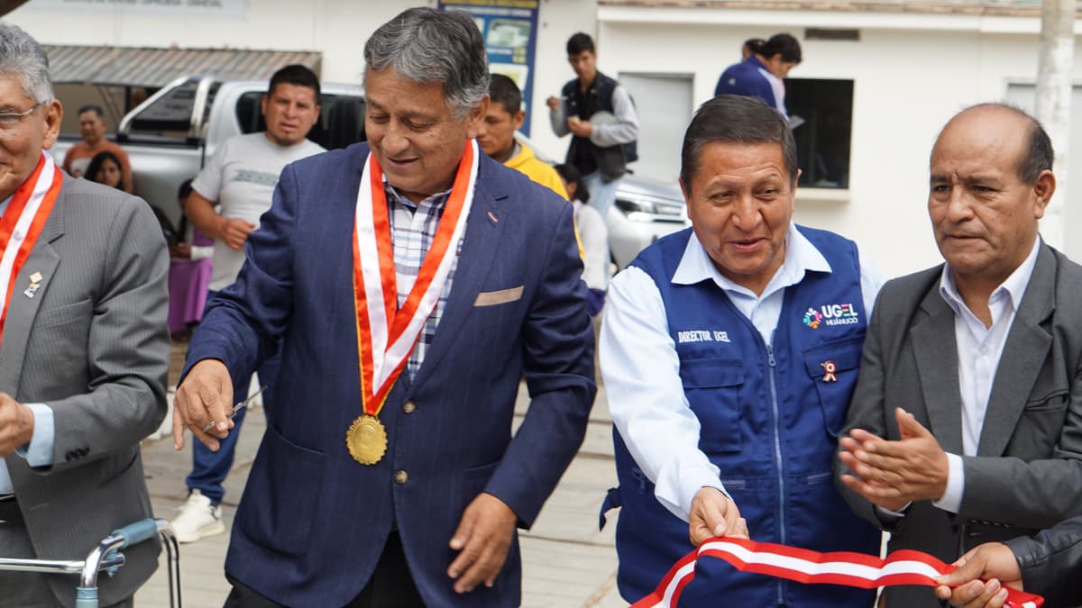 Feria escolar reúne a 130 estudiantes con productos gastronómicos y agroindustriales