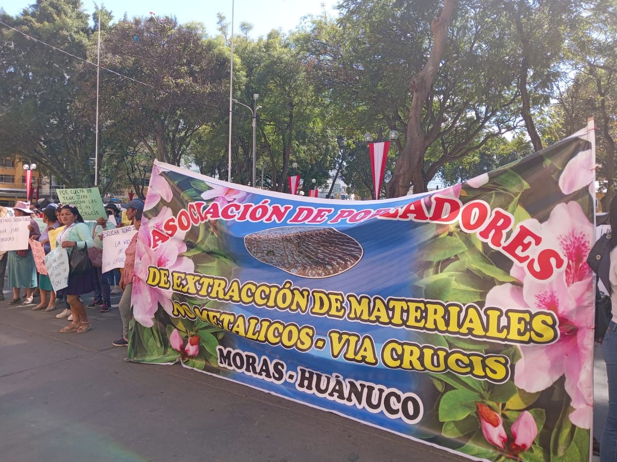 Viacrucis lleva su falta de agua y luz a la puerta de Jara