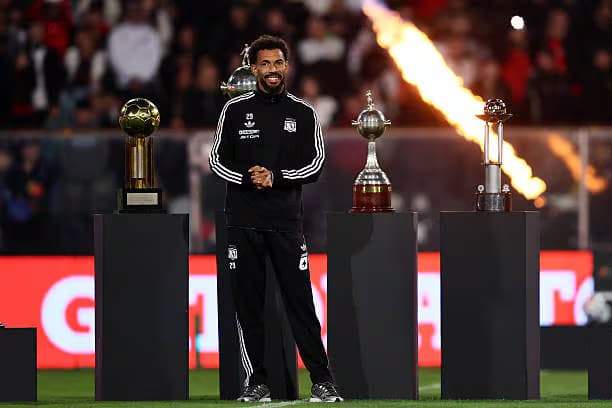 El "efecto Vozinha" llega a Nigeria: futbolista se ofrece a Colo Colo con insólita propuesta